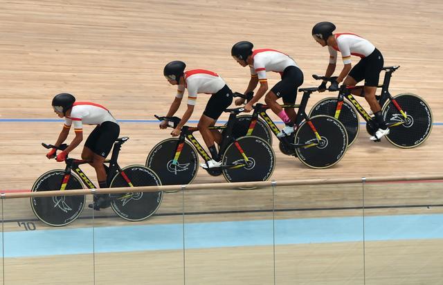 立陶宛射箭选手在场地赛中舞刀弄枪 立陶宛射箭选手在场地赛中舞刀弄枪