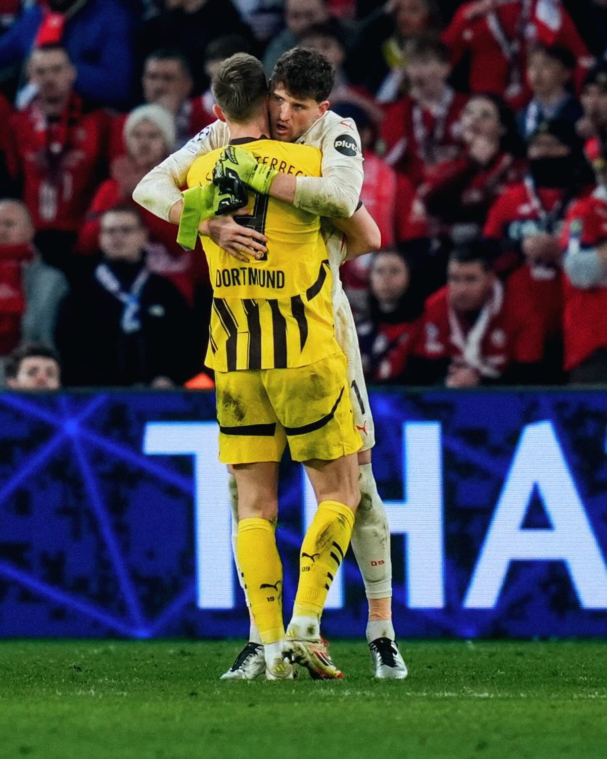 包含多特蒙德苦战晋级八强，赛后观点分析的词条